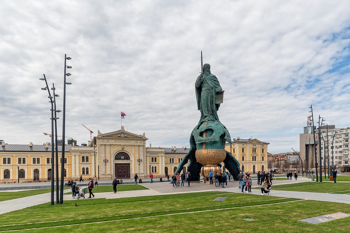 Monumentalni spomenik Stefanu Nemanji i renovirana zgrada stanice na Savskom trgu